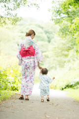 手をつなぐ親子の後姿