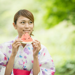 スイカを食べる浴衣姿の女性