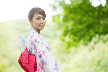 振り向く浴衣姿の女性