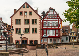 Historyczna zabudowa starego miasta w Bawarii. Niemieckie miasto, Gelnhausen.  Starowka,. - obrazy, fototapety, plakaty
