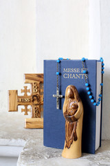 Livre de messe et chants, chapelet et Vierge à l'Enfant en bois d'olivier. / Book of Mass and songs, rosary and Virgin and Child in olive wood. - obrazy, fototapety, plakaty