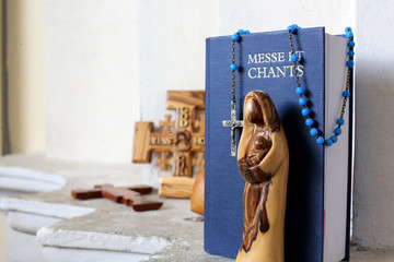 Livre de messe et chants, chapelet et Vierge à l'Enfant en bois d'olivier. / Book of Mass and songs, rosary and Virgin and Child in olive wood. - obrazy, fototapety, plakaty