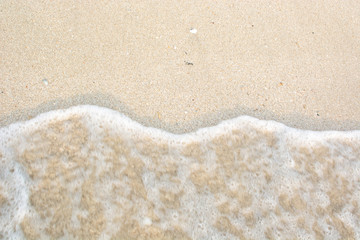 Fototapeta na wymiar The ocean waves along the beach are beautiful.