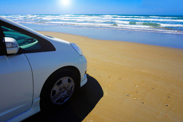 Fototapeta na wymiar Car facing the sea on the beach. ビーチで海と向かい合う自動車