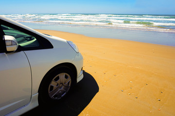 Fototapeta na wymiar Car facing the sea on the beach. ビーチで海と向かい合う自動車