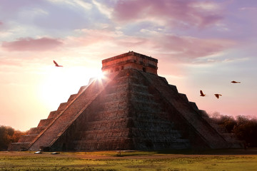 Archaeological complex Chichen Itza. Mayan pyramid on the background of a beautiful sunset. Temple of Kukulkan. Mexico. Yucatan. - obrazy, fototapety, plakaty