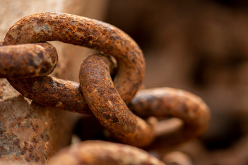 robuste und bewegliche Kettenglieder einer Bugankerkette liegen verrostet auf einem Haufen