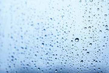 Gouttes de pluie qui coulent sur la vitre