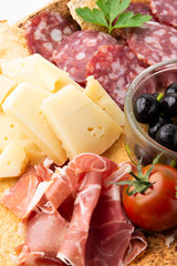 Prosciutto crudo, pecorino, salame e olive nere, antipasti italiani