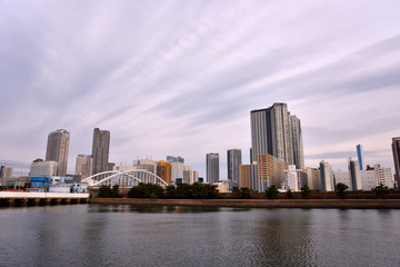 Fototapeta na wymiar 隅田川築地大橋の周辺の景色