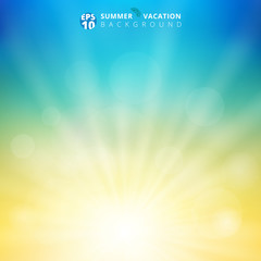 Obraz premium Sezon letni światło słoneczne z bokeh na niebie niewyraźne tło. Natura rozmycie tła z promienistym promieniem słońca. Koncepcja ekologii naturalnej dla Twojego projektu graficznego.