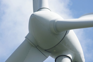 Nahaufnahme von Windkraft am blauen Himmel