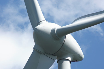 Nahaufnahme von Windkraft am blauen Himmel