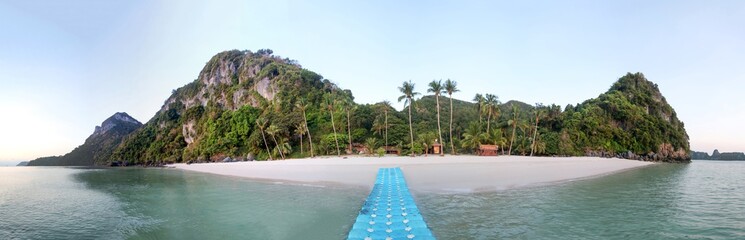 Naklejka premium Panorama views of tropical islands and sand beach against the blue sky at Ang Thong archipelago