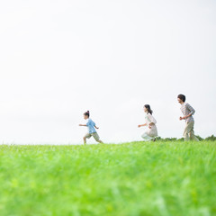 草原を走る家族