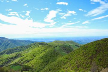 Fototapeta na wymiar Vista mozzafiato dalla vetta del Monte Generoso, escursioni e viaggi in Svizzera