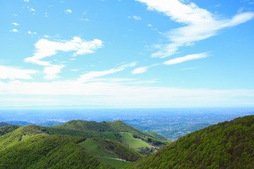 Fototapeta na wymiar Vista mozzafiato dalla vetta del Monte Generoso, escursioni e viaggi in Svizzera
