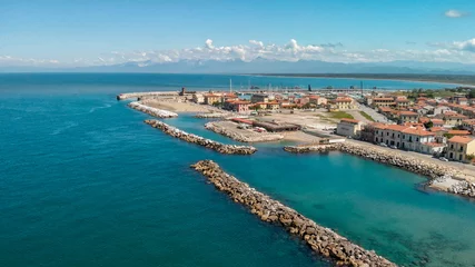 Afwasbaar Fotobehang De scheve toren Aerial view of rocks above the water