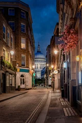 Poster Blick durch eine kleine, beleuchtete Straße in London auf die St. Pauls Kathedrale am Abend © moofushi