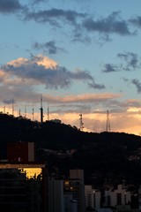 Pôr-do-sol nas estações de rádio e TV, torres de transmissão  do Morro da Cruz, cidade de Florianópolis, estado de Santa Catarina, Brasil
