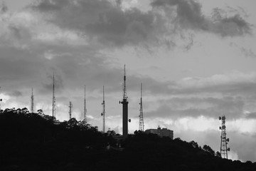 Pôr-do-sol nas estações de rádio e TV, torres de transmissão  do Morro da Cruz, cidade de Florianópolis, estado de Santa Catarina, Brasil © Fotos GE
