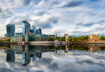 Naklejka premium Die City von London, Finanzbezirk und Bankenzentrum, am Tage mit Reflektionen in der Themse