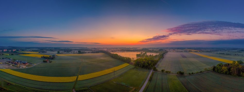 Wundervoller Sonnenaufgang &uuml;ber dem Feringasee