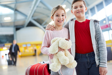 Zwei Kinder als beste Freunde im Flughafen