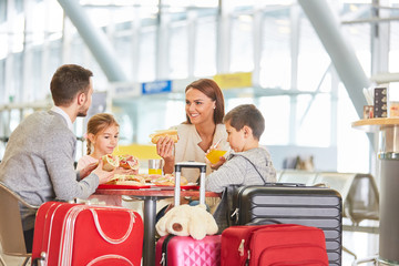 Familie mit Kindern beim Essen im Flughafen Restaurant