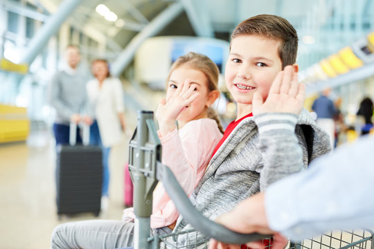 Winkende Kinder freuen sich auf den Urlaub