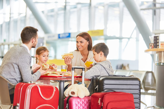 Familie mit Kindern beim Essen im Flughafen Restaurant
