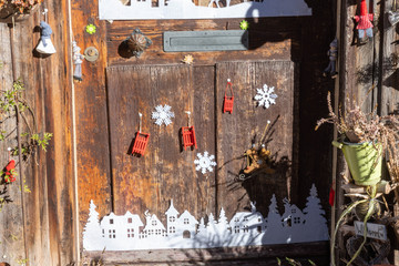 Weihnachtlich geschmückte Holztür