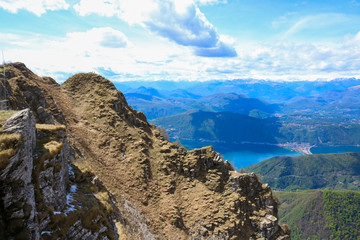 Vista mozzafiato sul lago di Lugano e la Svizzera dalla vetta del Monte Generoso, escursioni e viaggi in Svizzera