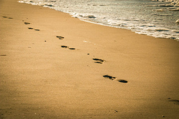 Fußspuren im Sand am Meer