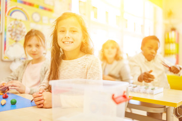 Schüler in Grundschule in Klasse beim Unterricht