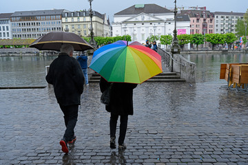Passanten mit Regenschirm, Luzern, Schweiz