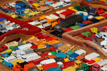 Fototapeta premium Alte bunte Spielzeugautos auf einem Flohmarkt