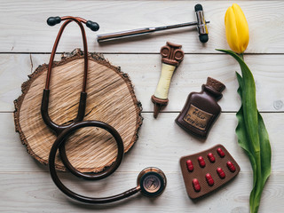 Stetoskop i Słodycze na drewnianym tle
