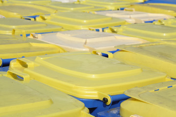 Fototapeta premium Gelbe und Blaue Tonnen, Wertstofftonnen