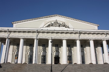 Obraz premium white building facade with columns and bas-reliefs 