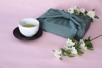 Obraz na płótnie Canvas 風呂敷包みとコデマリと日本茶