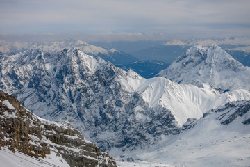 Fototapeta na wymiar Verschneite Berggipfel um die Zugspitze mit bluen Himmel und Wolken
