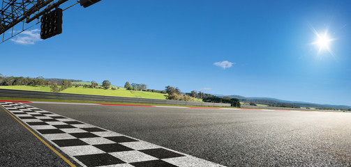 Brede kijkhoek lege asfalt internationale racebaan met start- en finishlijn, ochtendscène.