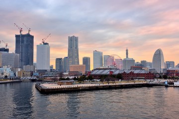 Fototapeta premium Minato Mirai wieczorem widziana z dużego molo