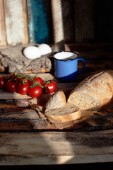Obraz na płótnie Canvas country breakfast with bread, tomato and egg