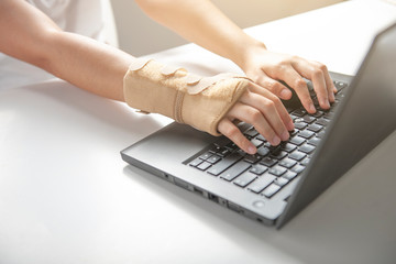 Fototapeta na wymiar Wrist pain from using computer, office syndrome hand pain or injury