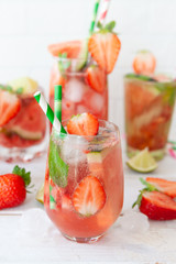 Leckere Limonade mit Erdbeeren
