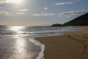 Wellen brechen am Strand von Big Beach Hawaii mit Sonne