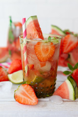 Leckere Limonade mit Erdbeeren