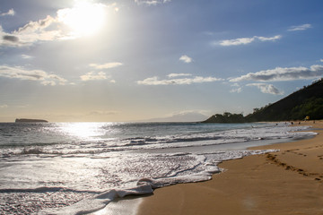 Wellen brechen am Strand von Big Beach Hawaii mit Sonne